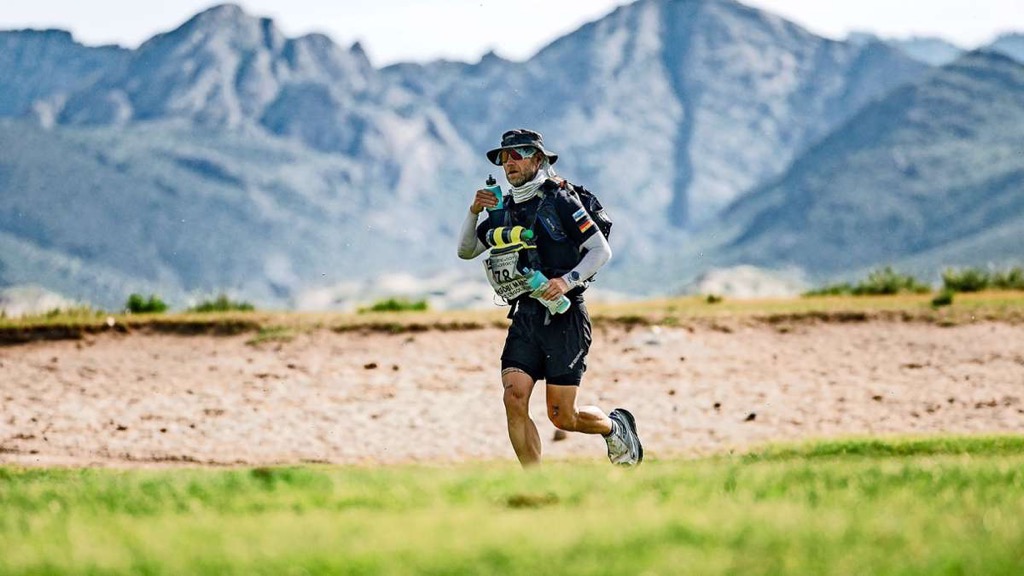 Stuttgarter Zeitung: Running, learning, suffering: Christian Spangenberger's run through the desert (In German)